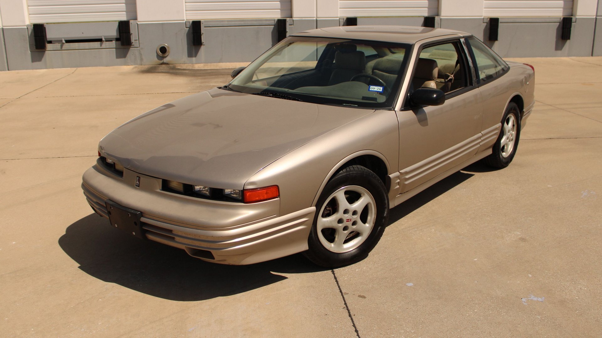 Used 1997 Oldsmobile Cutlass Supreme SL FWD image 2