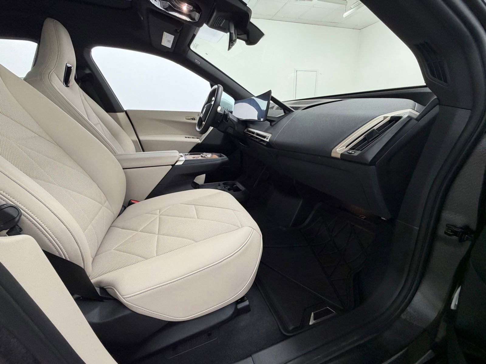 Used 2024 BMW iX xDrive50 w/ Premium Package AWD/4WD image 35
