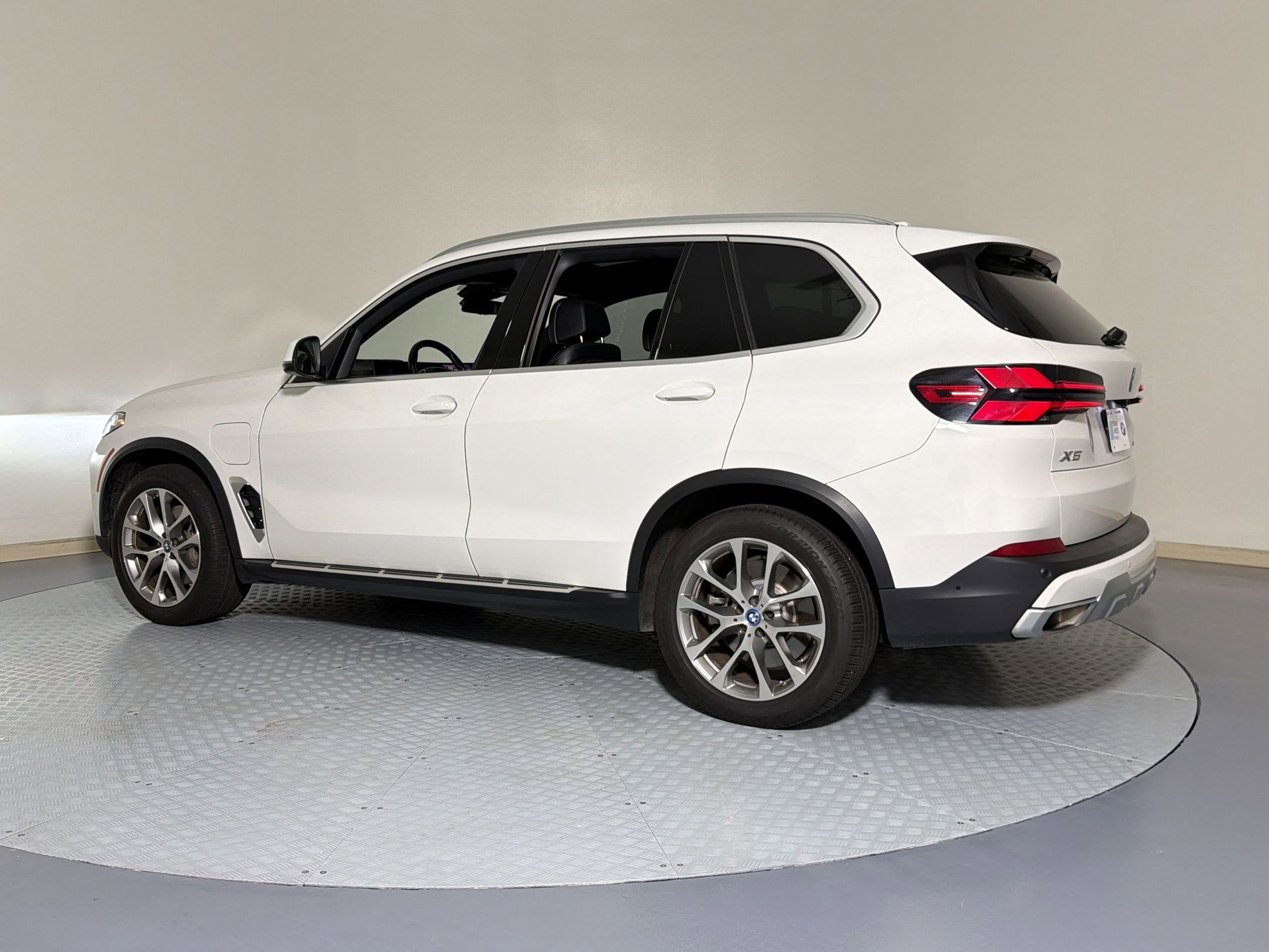 Used 2025 BMW X5 xDrive50e AWD/4WD image 2