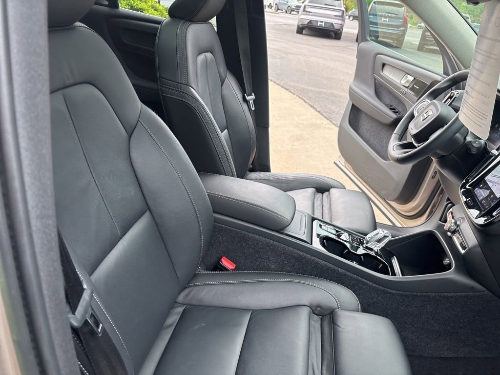 Certified 2023 Volvo XC40 B5 Plus w/ Climate Package AWD/4WD image 37