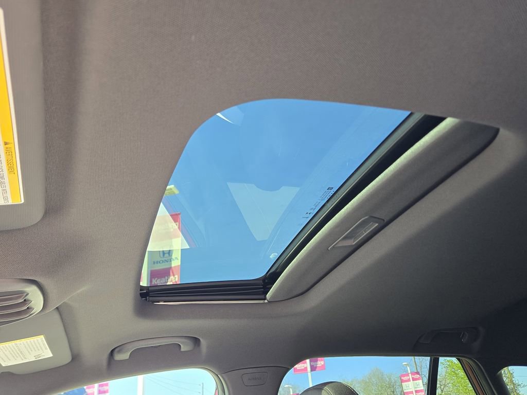 Used 2025 Chevrolet Trax RS w/ Sunroof Package image 13