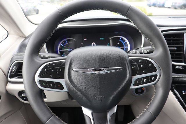 Used 2024 Chrysler Pacifica Select image 20
