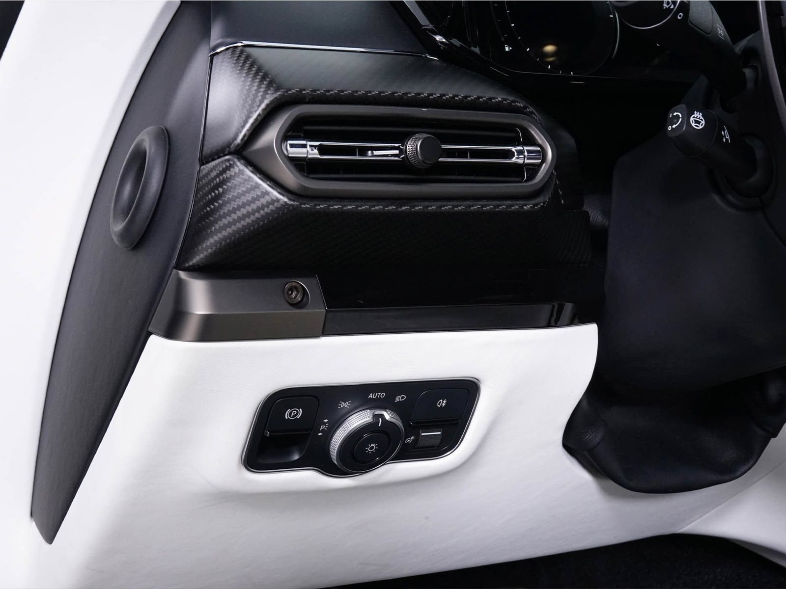 Used 2025 Aston Martin V8 Vantage Coupe RWD image 28