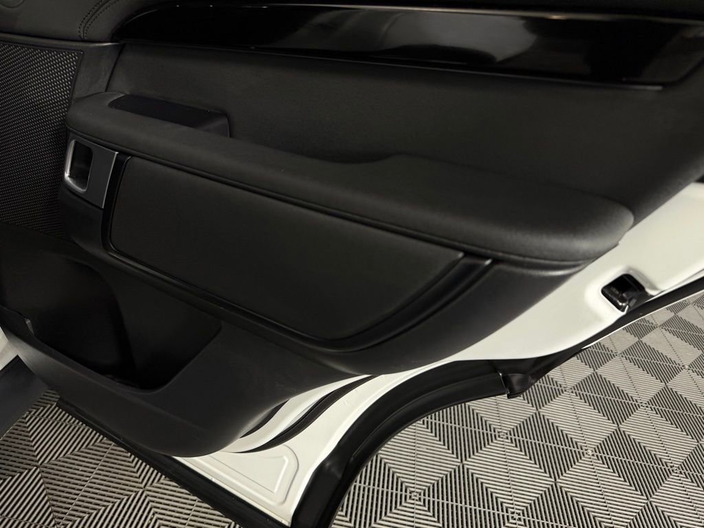 Used 2024 Land Rover Discovery S image 32