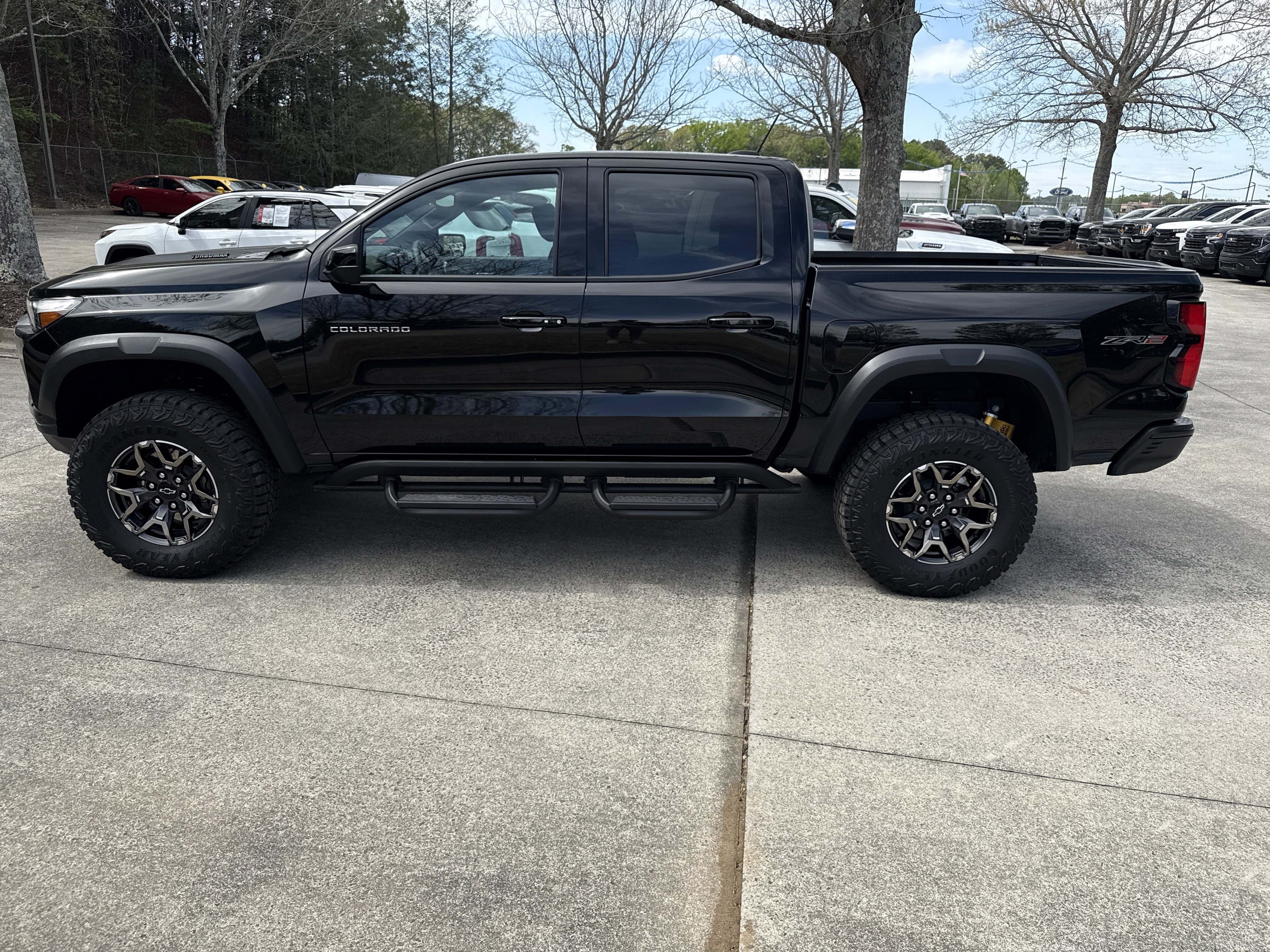 Used 2025 Chevrolet Colorado ZR2 w/ Technology Package AWD/4WD image 4
