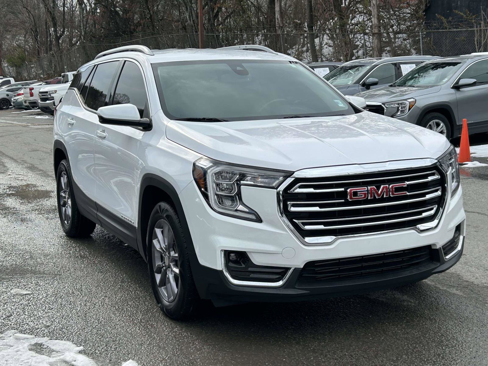 Used 2023 GMC Terrain SLT image 1