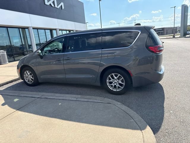 Used 2023 Chrysler Pacifica Touring-L FWD image 5