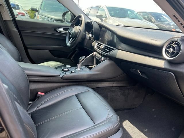 Used 2017 Alfa Romeo Giulia w/ Sport Appearance Package RWD image 21