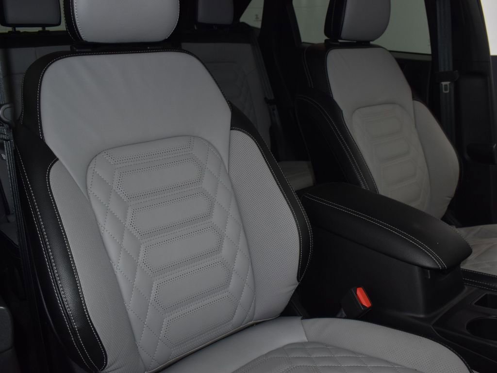 Used 2024 Ford Escape Platinum w/ Premium Technology Package AWD/4WD image 41