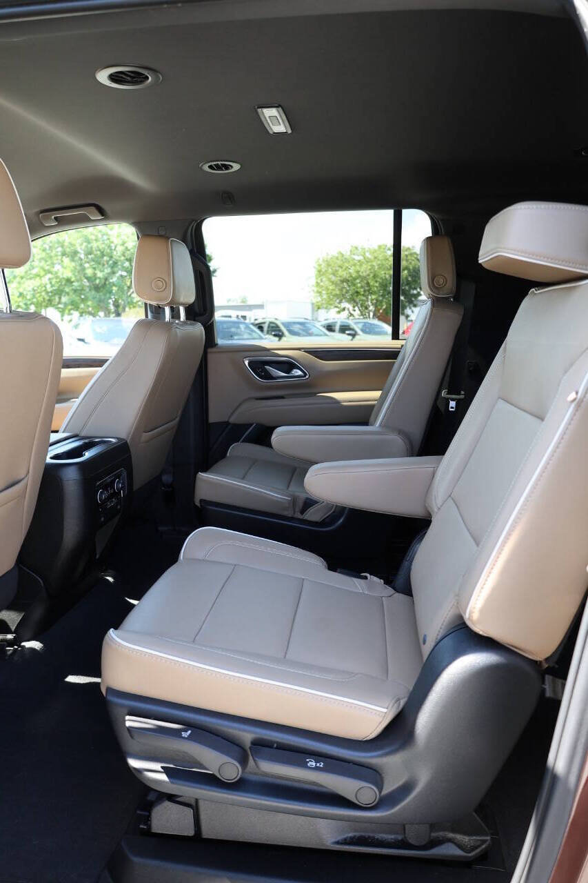 Used 2023 Chevrolet Suburban Premier AWD/4WD image 18