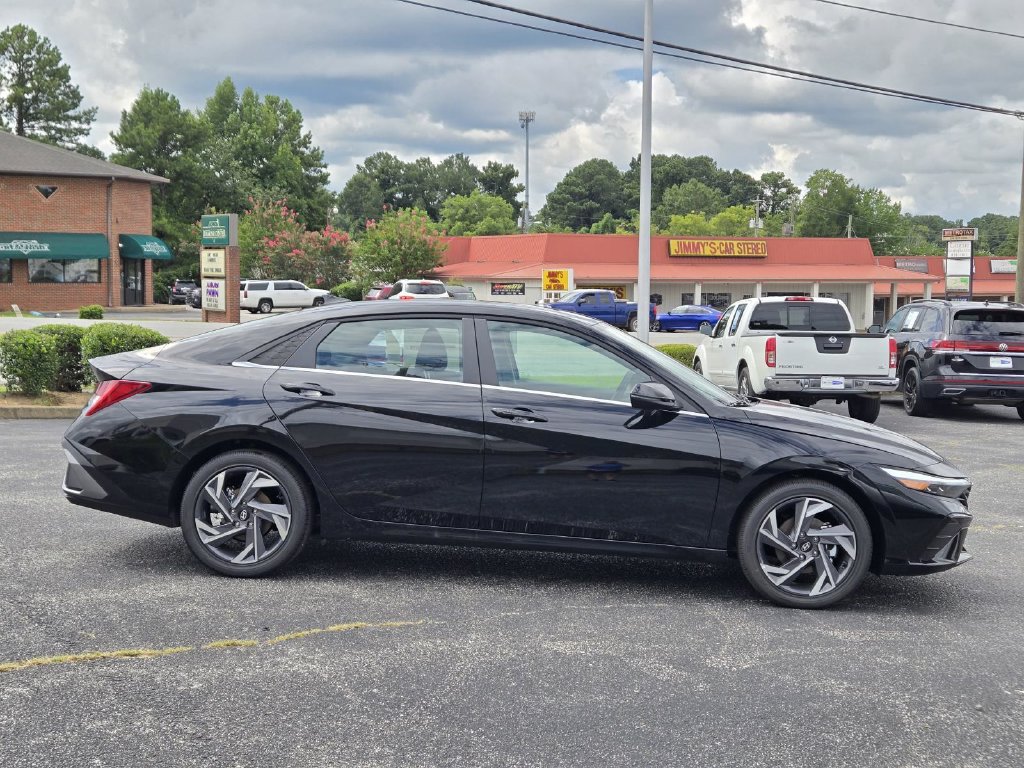 New 2026 Hyundai Elantra Limited FWD image 4