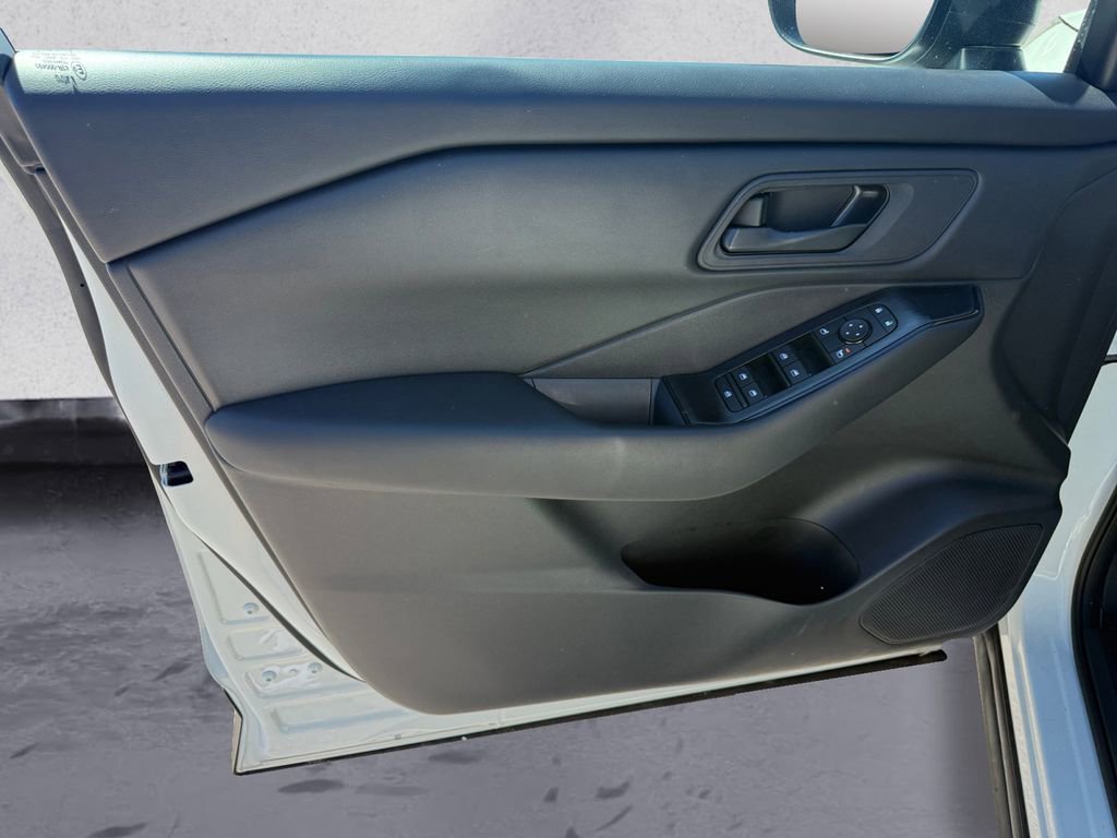 Used 2024 Nissan Rogue S FWD image 18