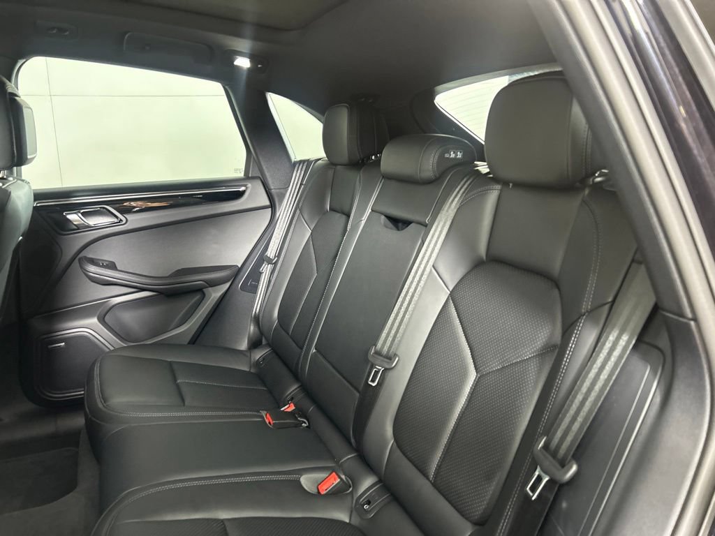 Certified 2026 Porsche Macan Turbo AWD/4WD image 17