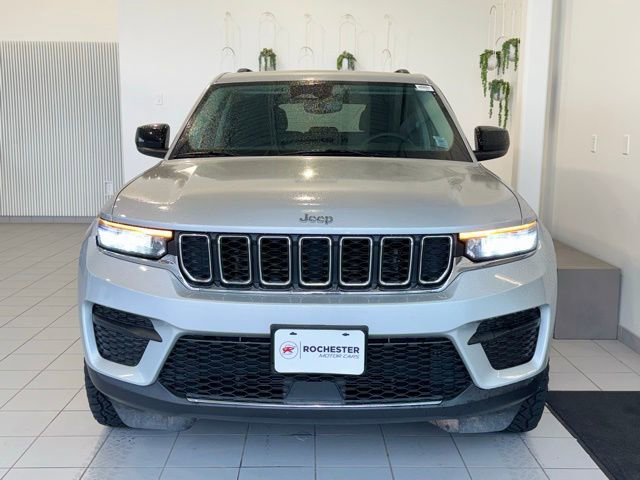 Used 2023 Jeep Grand Cherokee Laredo AWD/4WD image 36