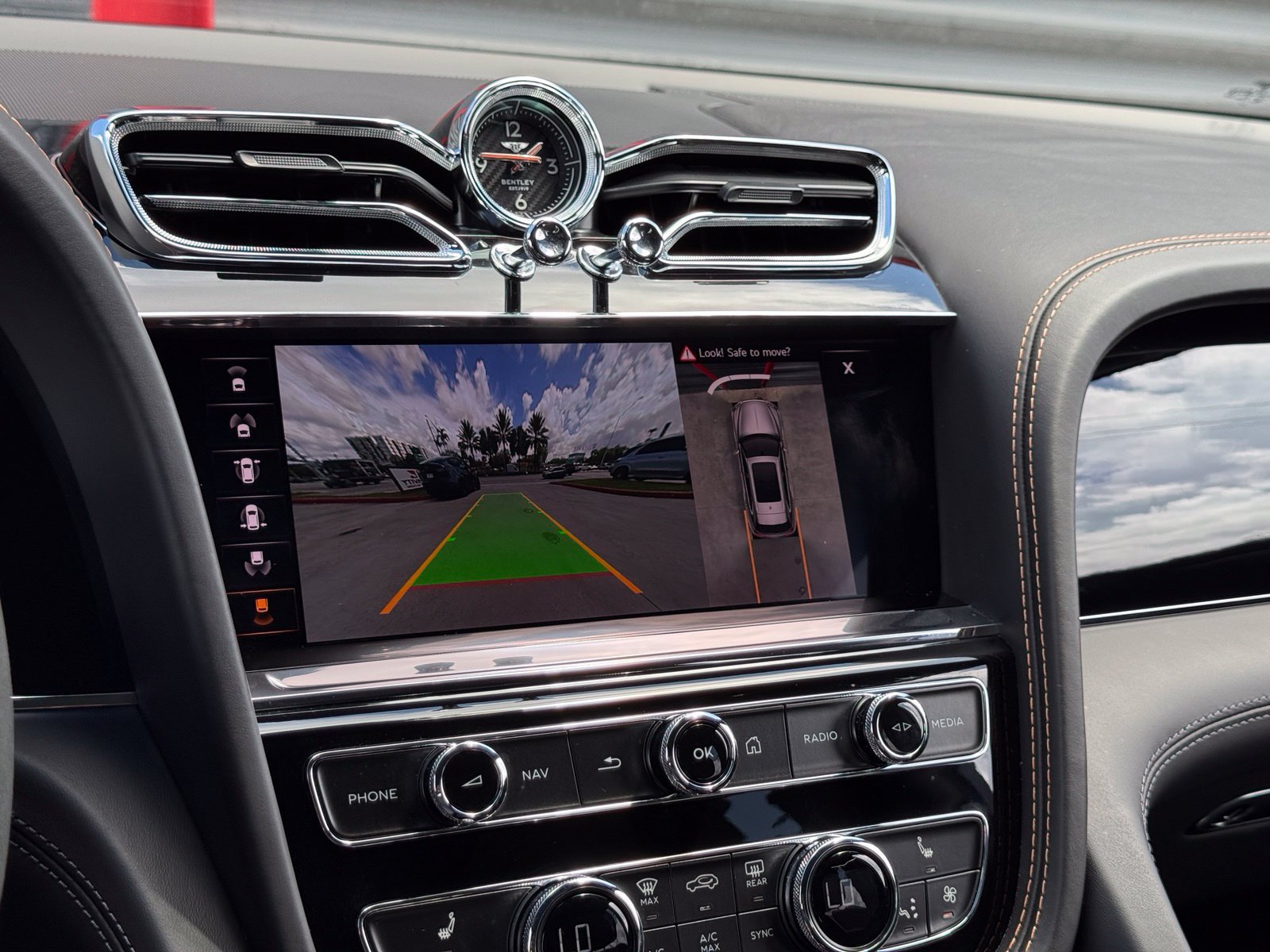Used 2023 Bentley Bentayga AWD/4WD image 26