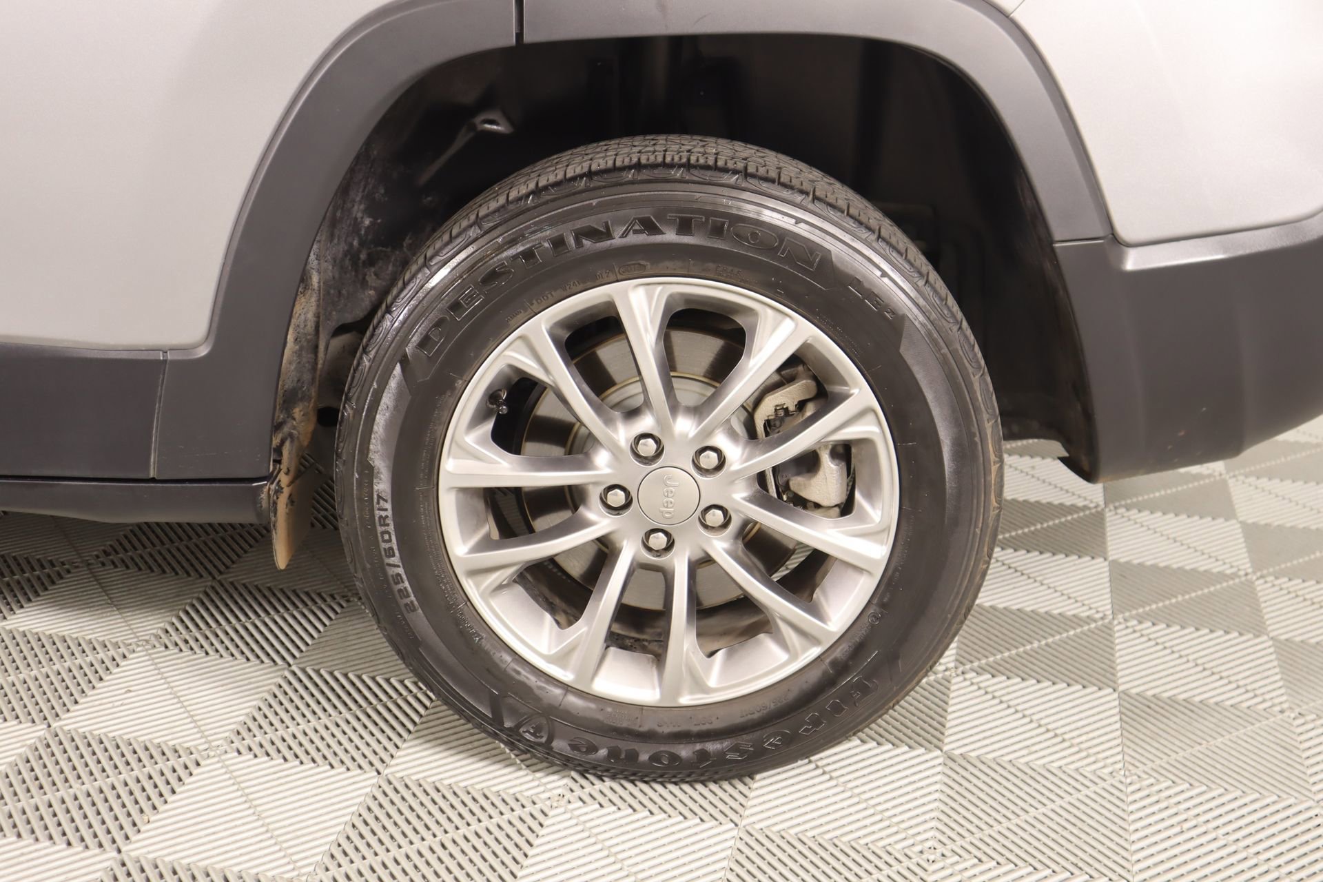 Used 2019 Jeep Cherokee Latitude Plus w/ Comfort/Convenience Group image 17