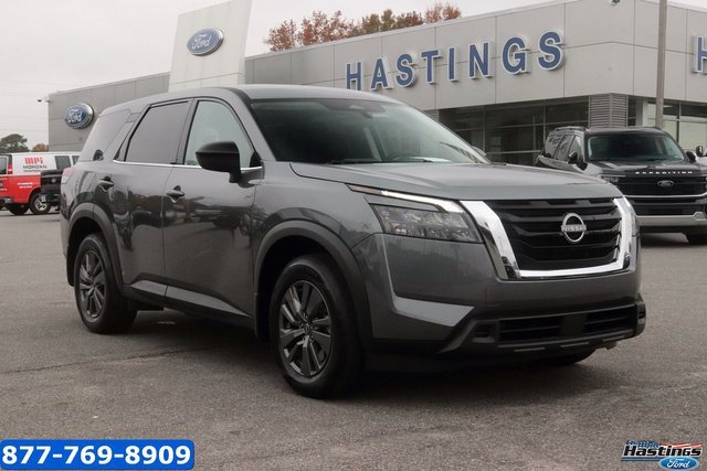 Used 2025 Nissan Pathfinder S image 1