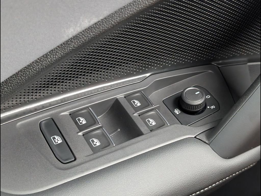 Used 2025 Volkswagen Tiguan SE image 11