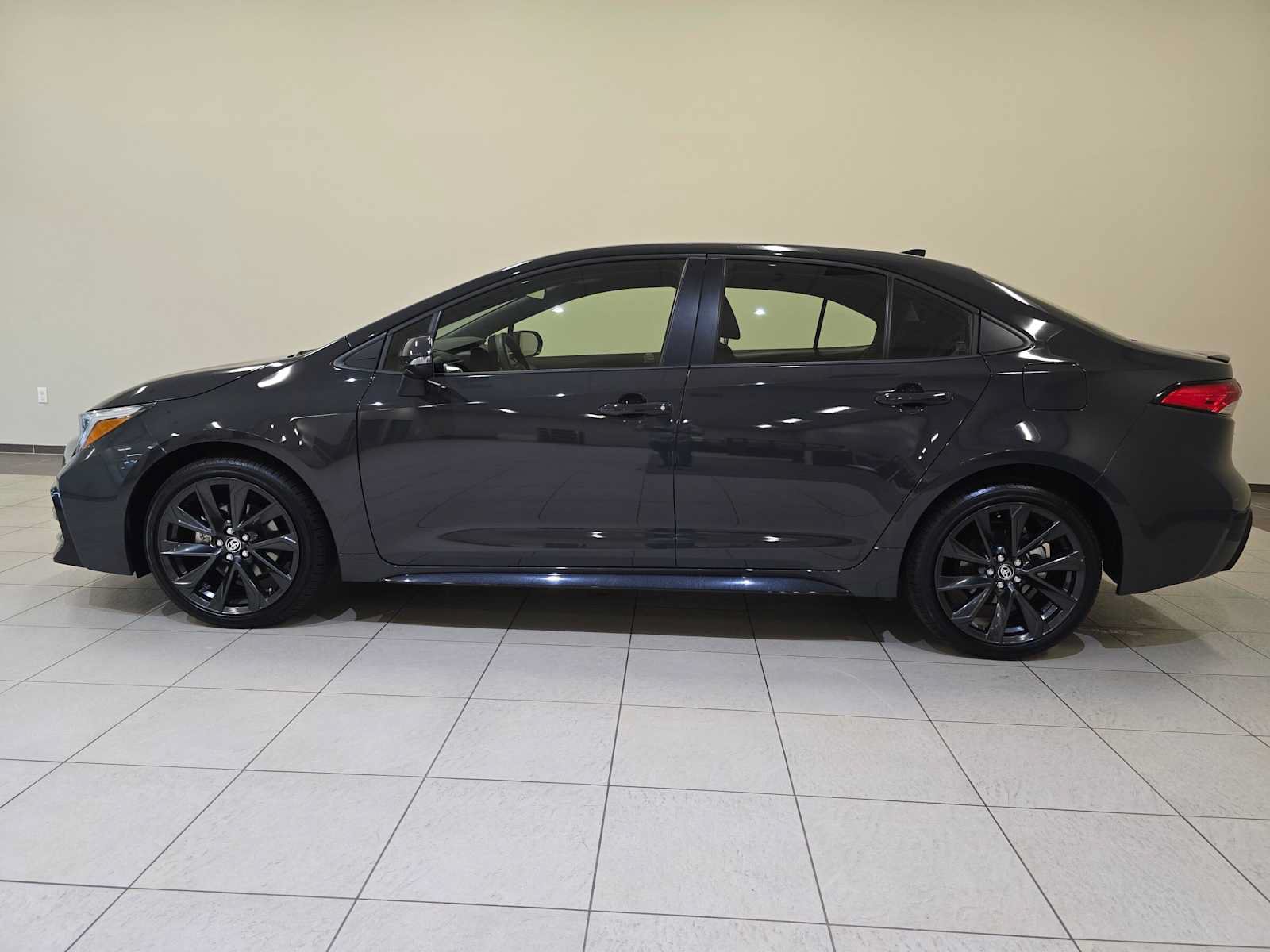 Certified 2025 Toyota Corolla SE FWD image 3