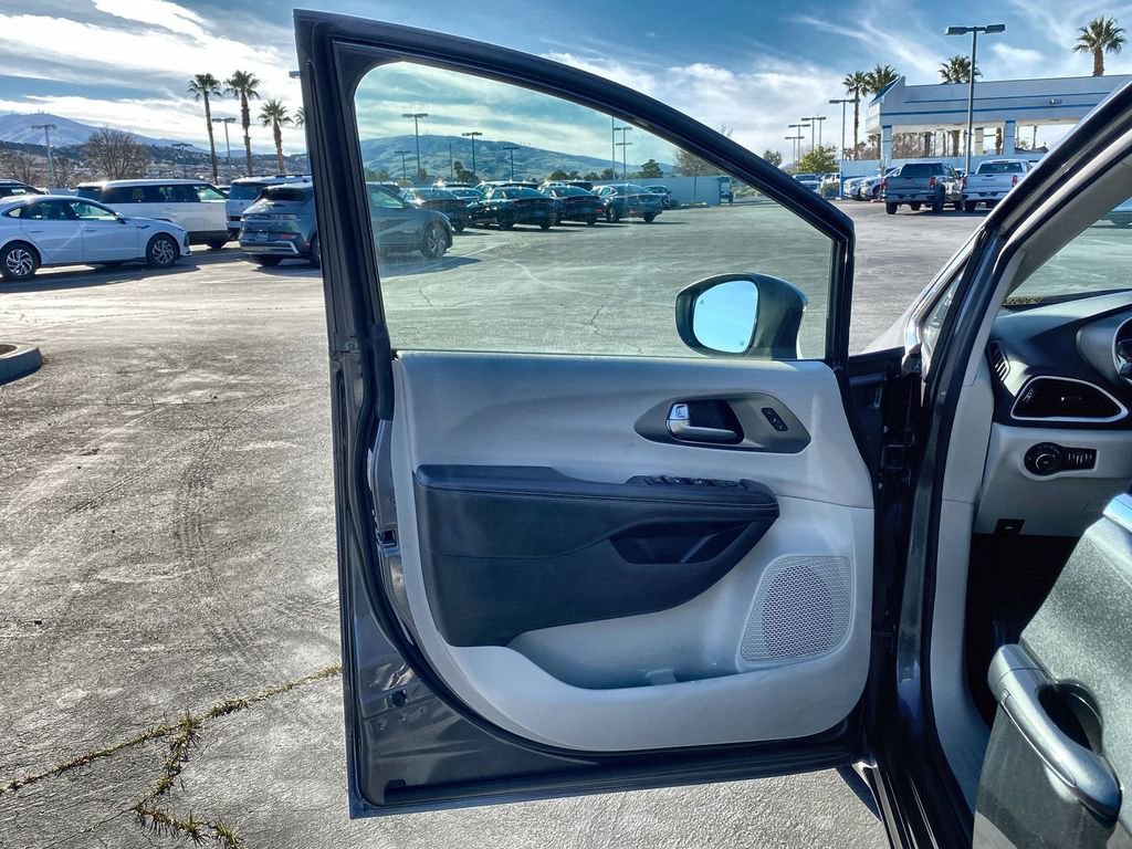 Used 2023 Chrysler Pacifica Touring-L image 21
