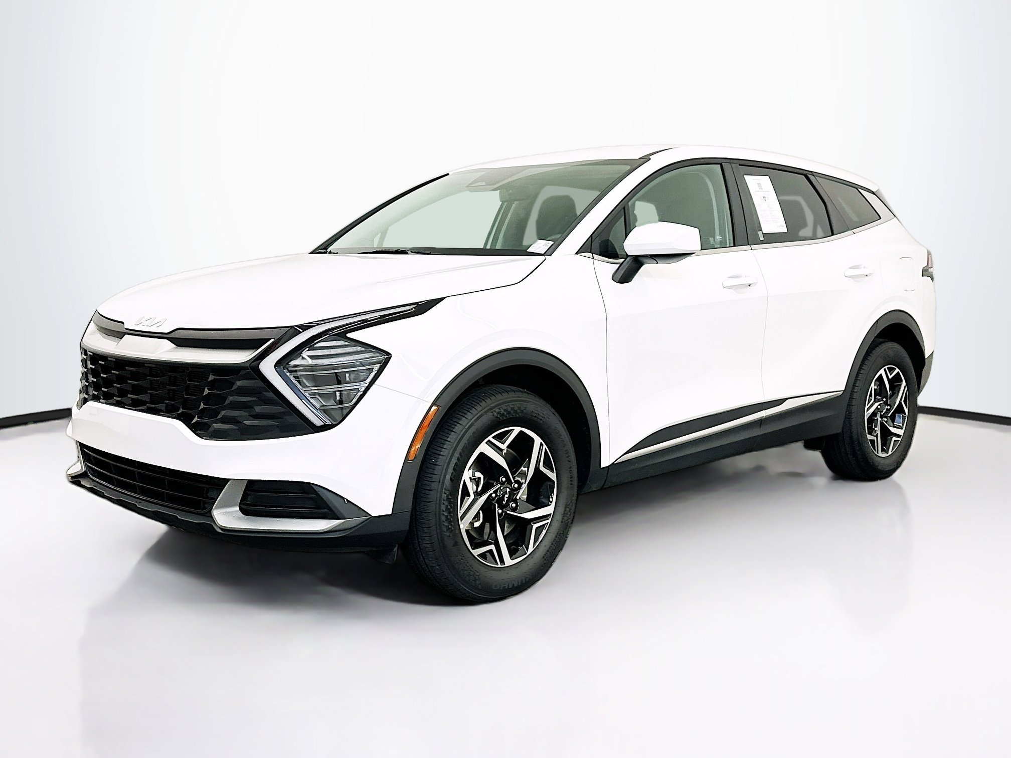 Used 2025 Kia Sportage LX image 3