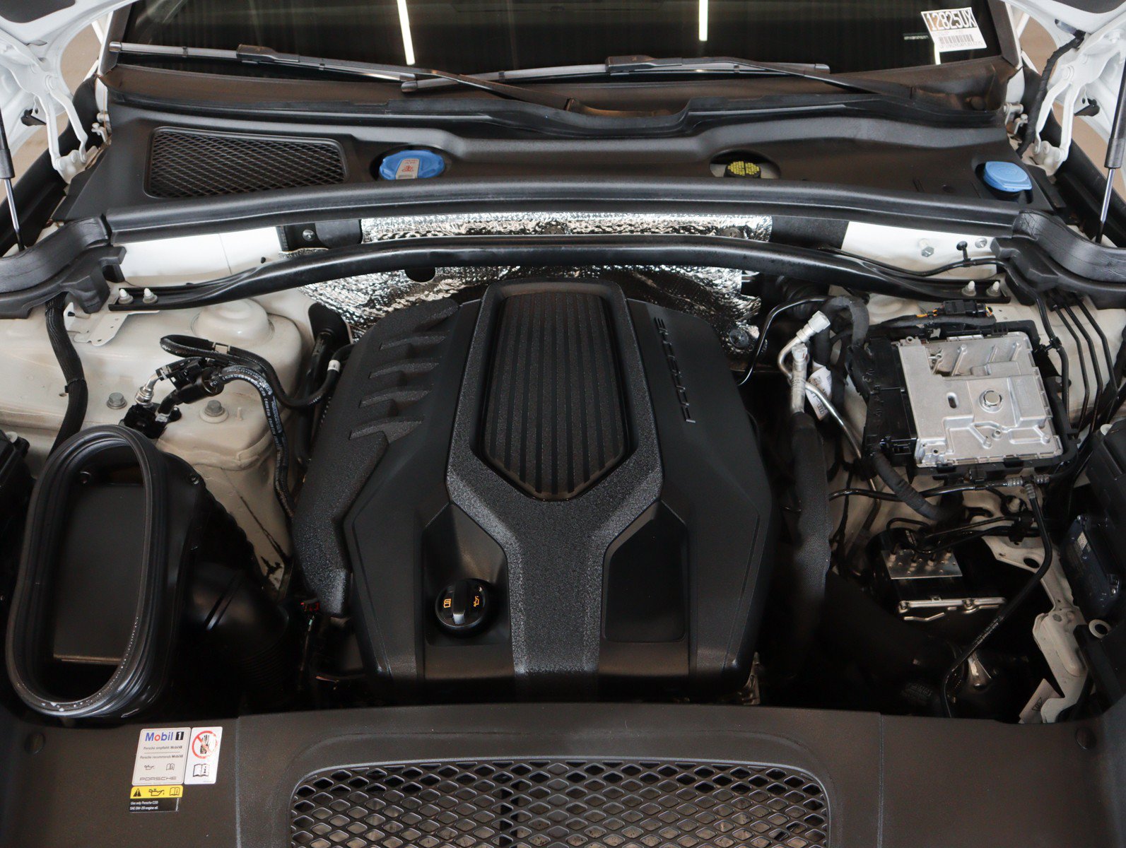 Certified 2023 Porsche Macan AWD/4WD image 31