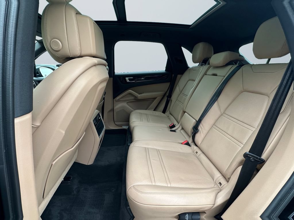 Used 2023 Porsche Cayenne AWD/4WD image 13
