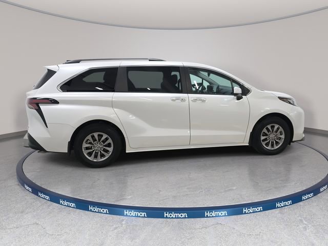 Certified 2023 Toyota Sienna XLE AWD/4WD image 4