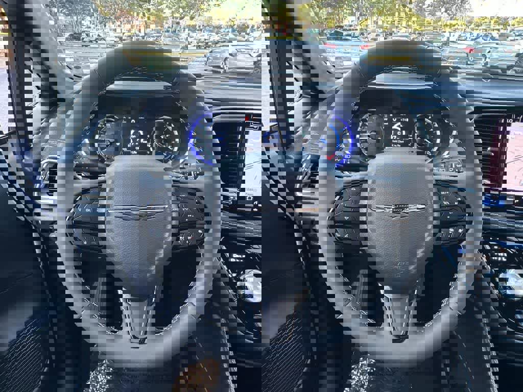 Used 2024 Chrysler Pacifica Premium image 15