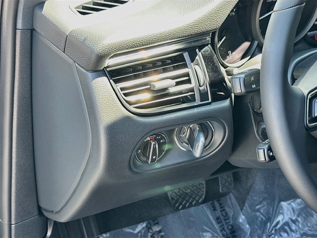 New 2026 Porsche Macan AWD/4WD image 10