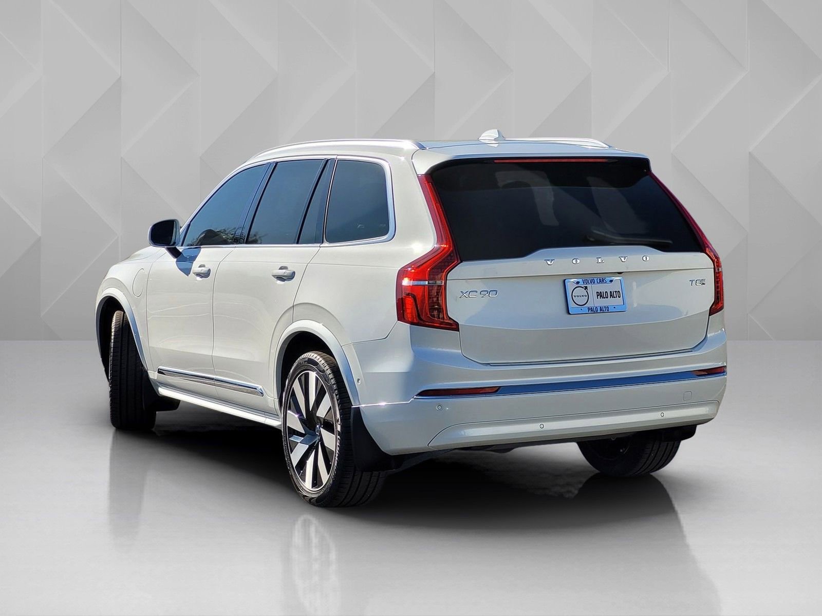 Certified 2025 Volvo XC90 T8 Plus w/ Protection Package Premier AWD/4WD image 4