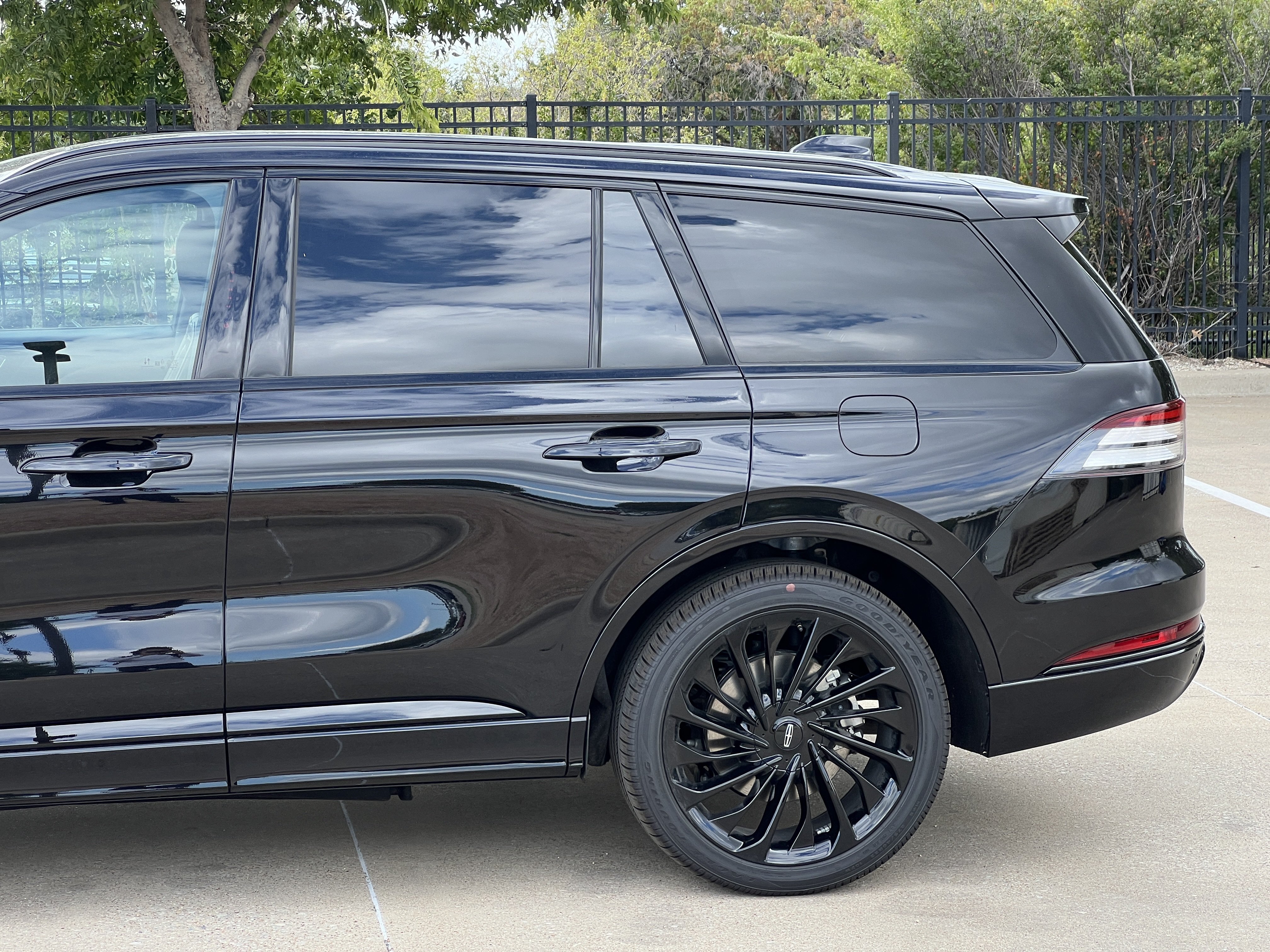 New 2026 Lincoln Aviator Reserve w/ Jet Appearance Package RWD image 6