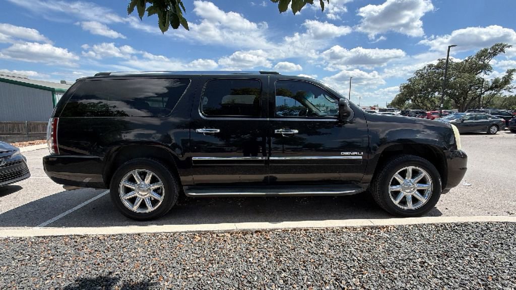 Used 2010 GMC Yukon XL Denali AWD/4WD image 4