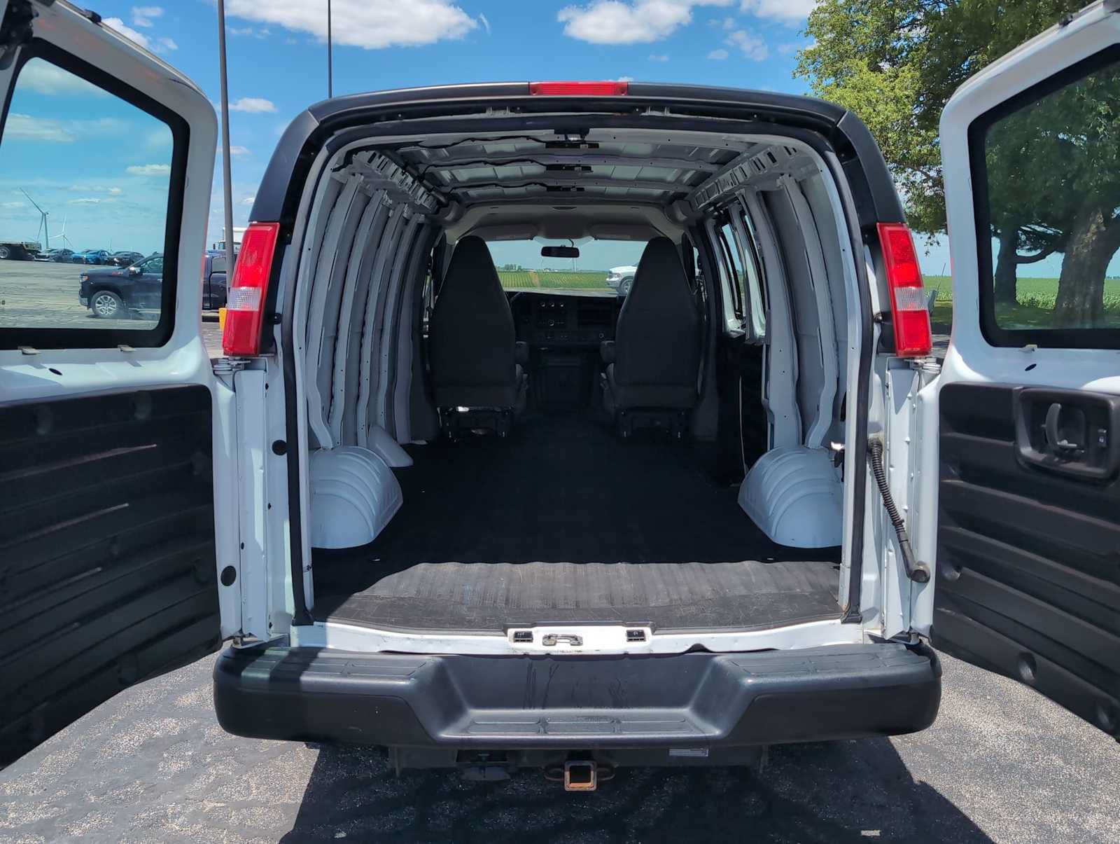 Used 2020 Chevrolet Express 3500 w/ Driver Convenience Package RWD image 21