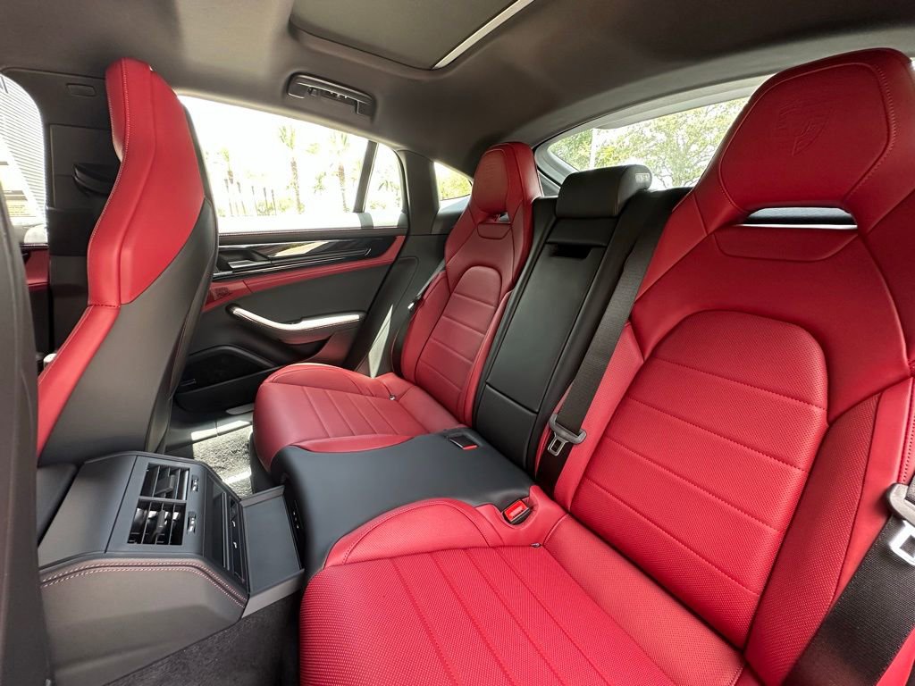 Used 2025 Porsche Panamera image 31