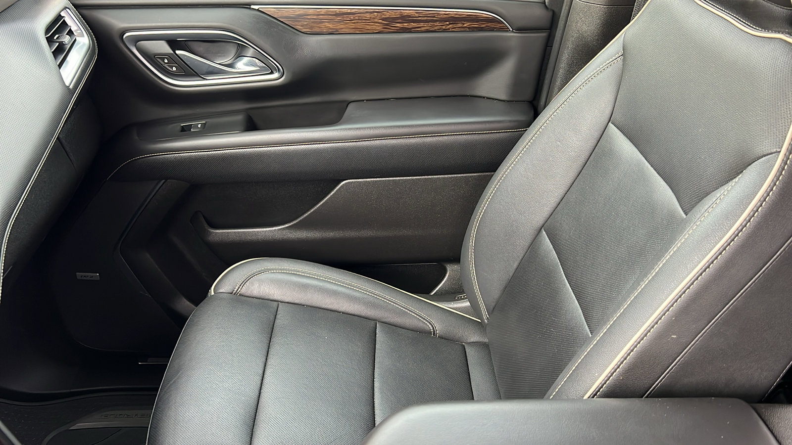 Used 2021 Chevrolet Tahoe Premier w/ Premium Package image 26