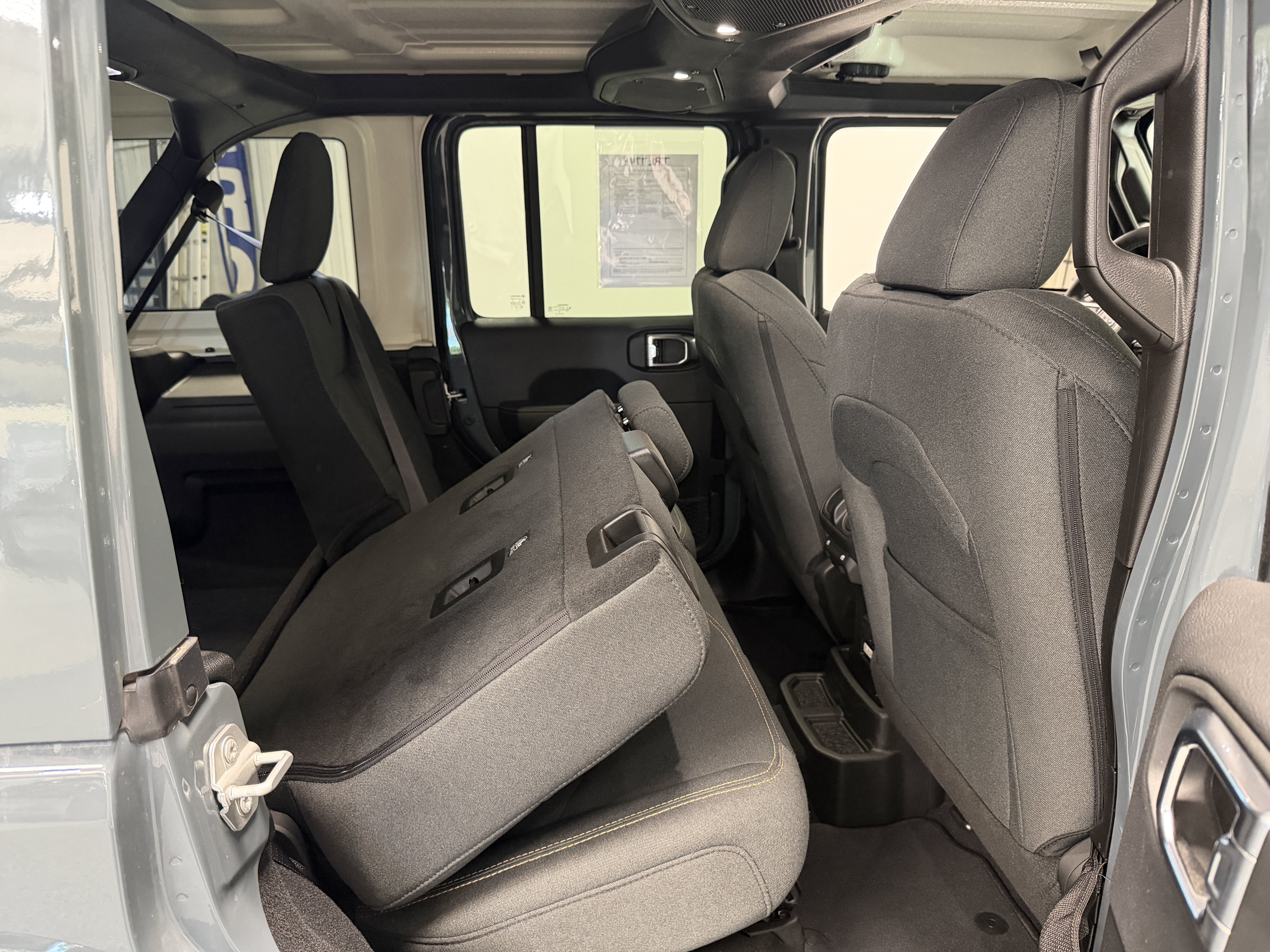 Used 2025 Jeep Wrangler Unlimited Sahara AWD/4WD image 21