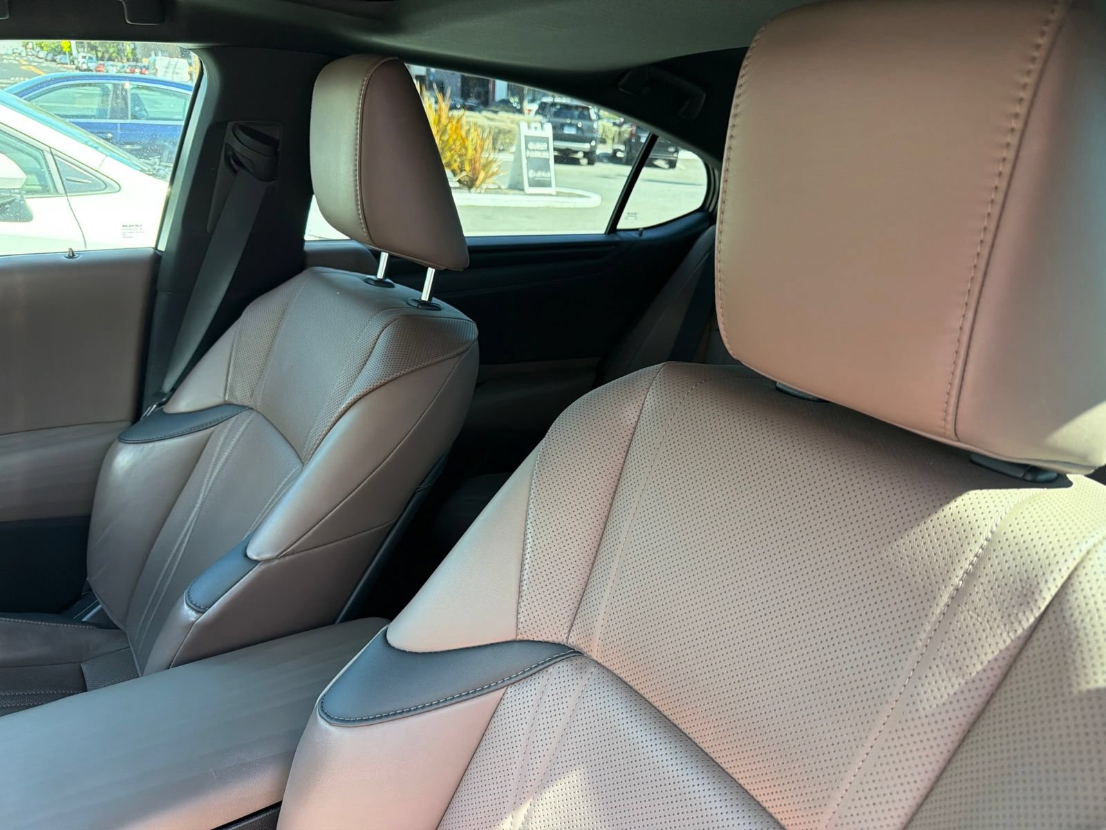 Used 2022 Lexus ES 300h w/ Accessory Package FWD image 8