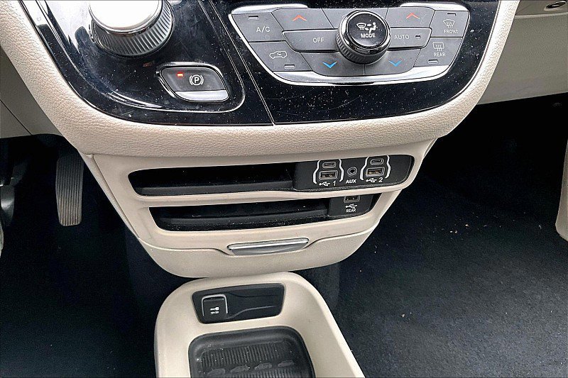 Used 2022 Chrysler Pacifica Touring-L w/ Uconnect Theater Family Group image 32