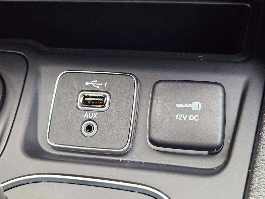 Used 2022 Jeep Cherokee Latitude Lux w/ Mopar Interior Package image 26