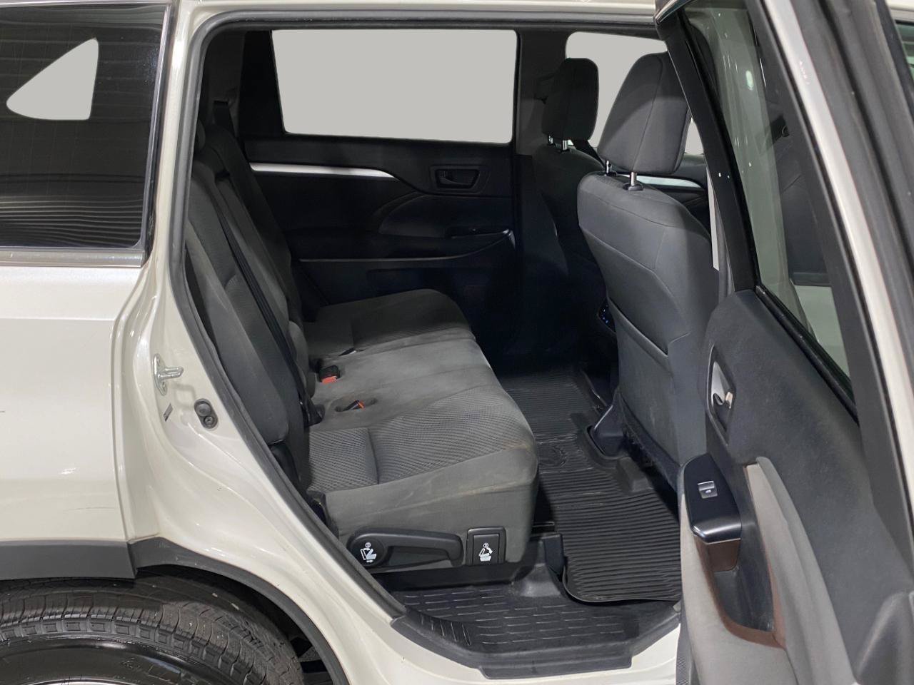 Used 2014 Toyota Highlander LE AWD/4WD image 20