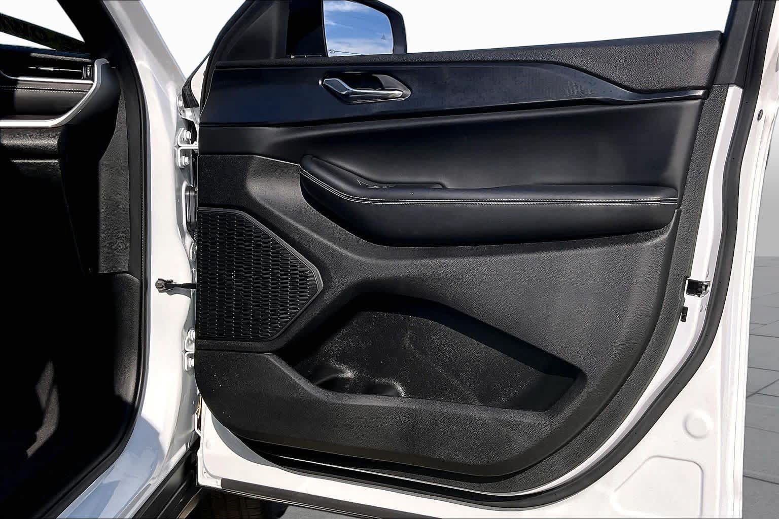 Used 2024 Jeep Grand Cherokee L Laredo RWD image 20