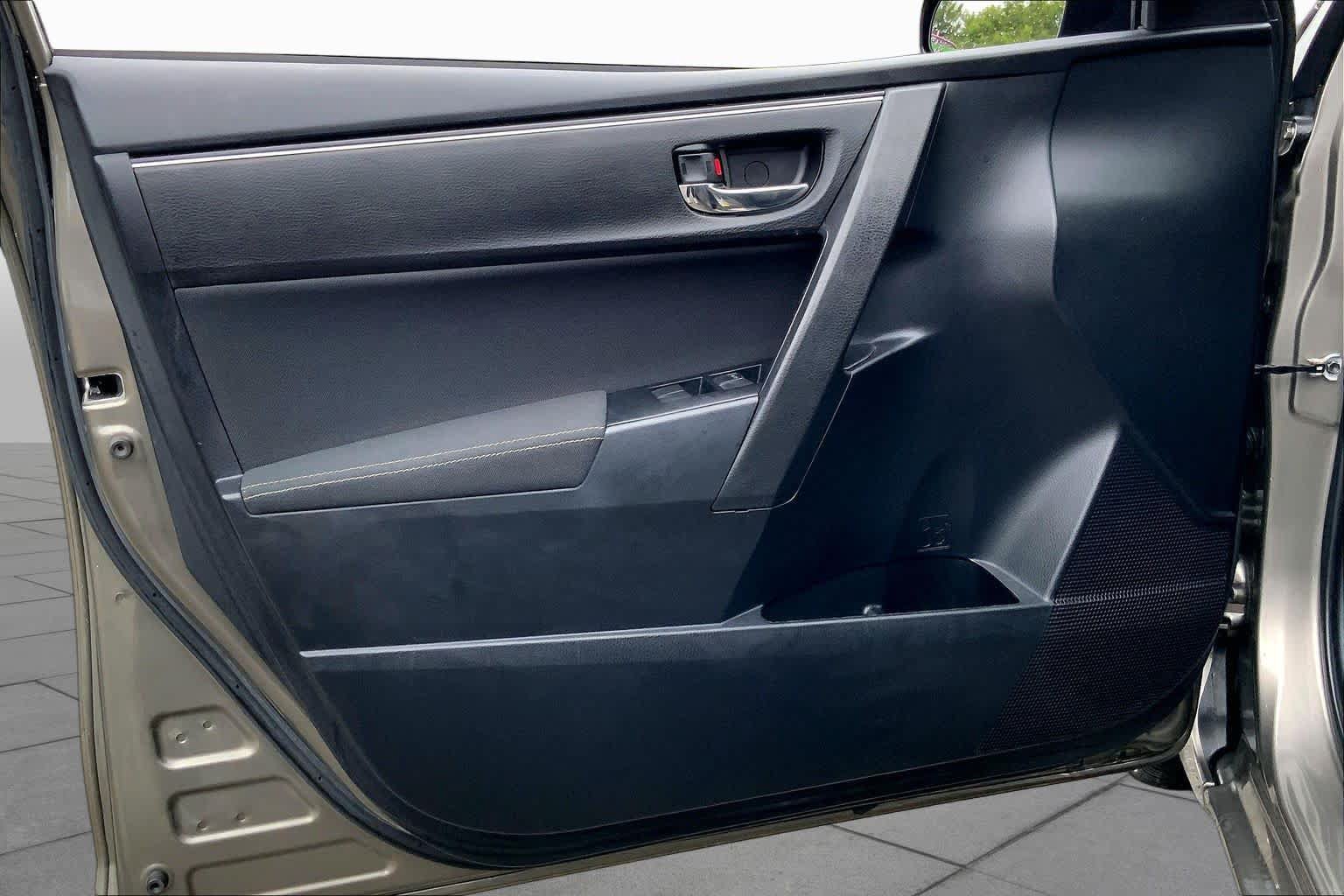 Used 2018 Toyota Corolla LE FWD image 22