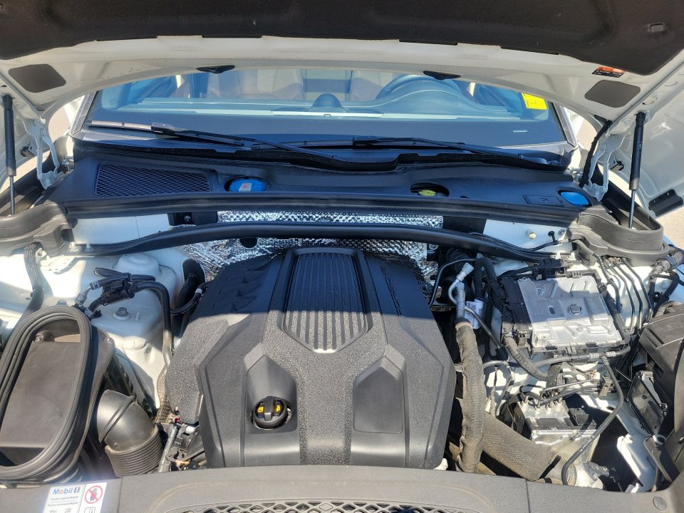 Used 2023 Porsche Macan AWD/4WD image 16