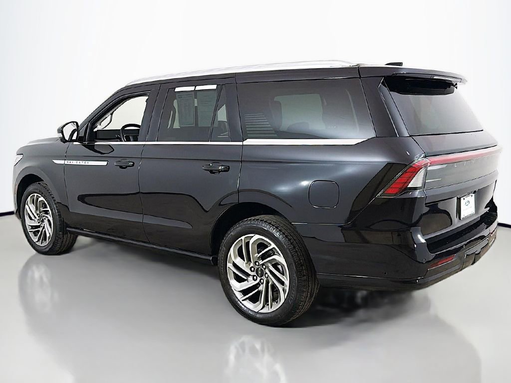 Used 2025 Lincoln Navigator Reserve image 12