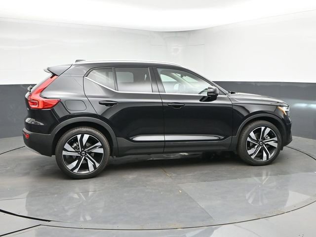 Used 2023 Volvo XC40 B4 Ultimate w/ Protection Package Premier FWD image 9