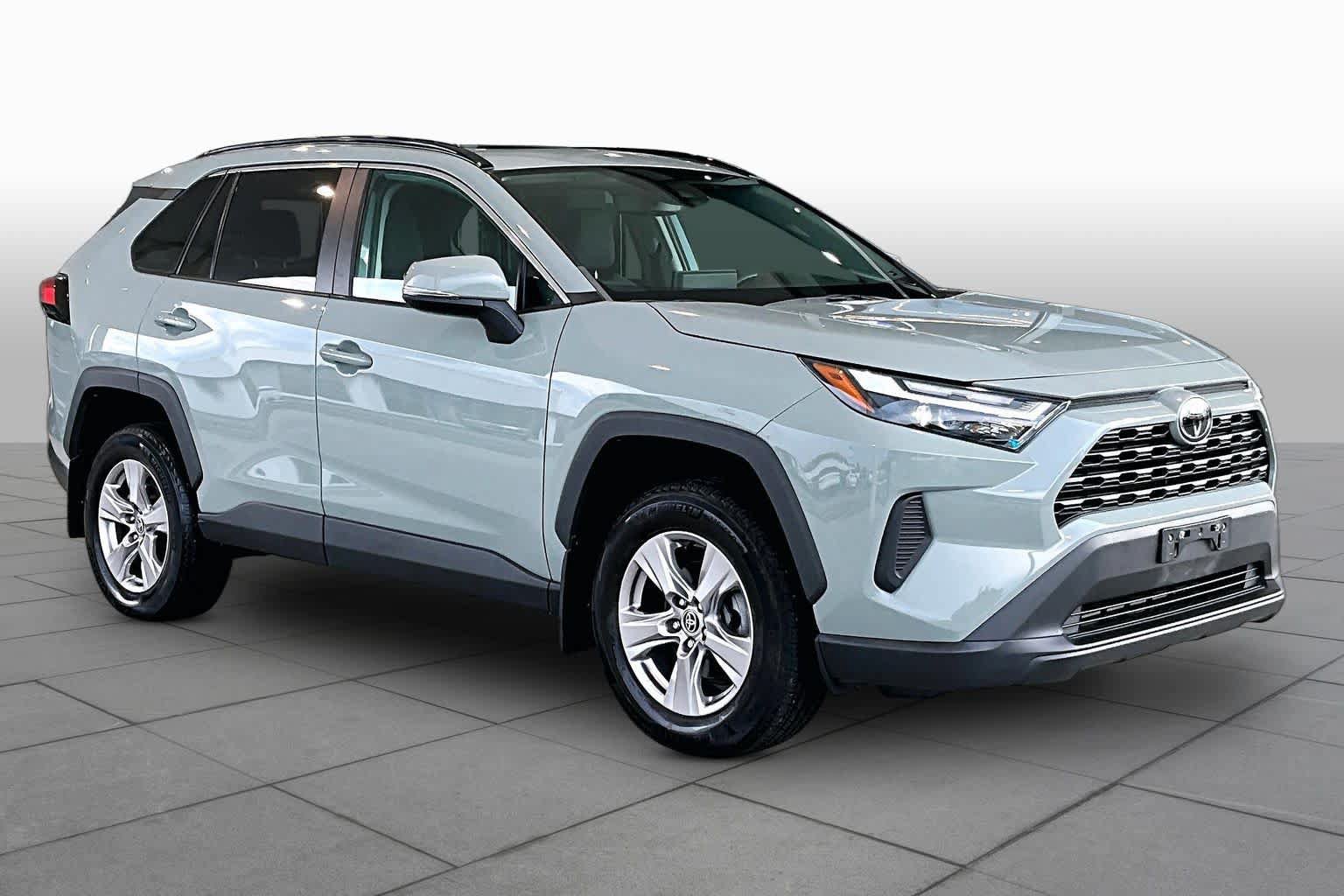 Used 2022 Toyota RAV4 XLE w/ Convenience Package FWD image 2