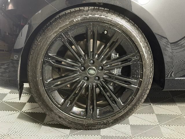 Used 2025 Land Rover Range Rover SE AWD/4WD image 14