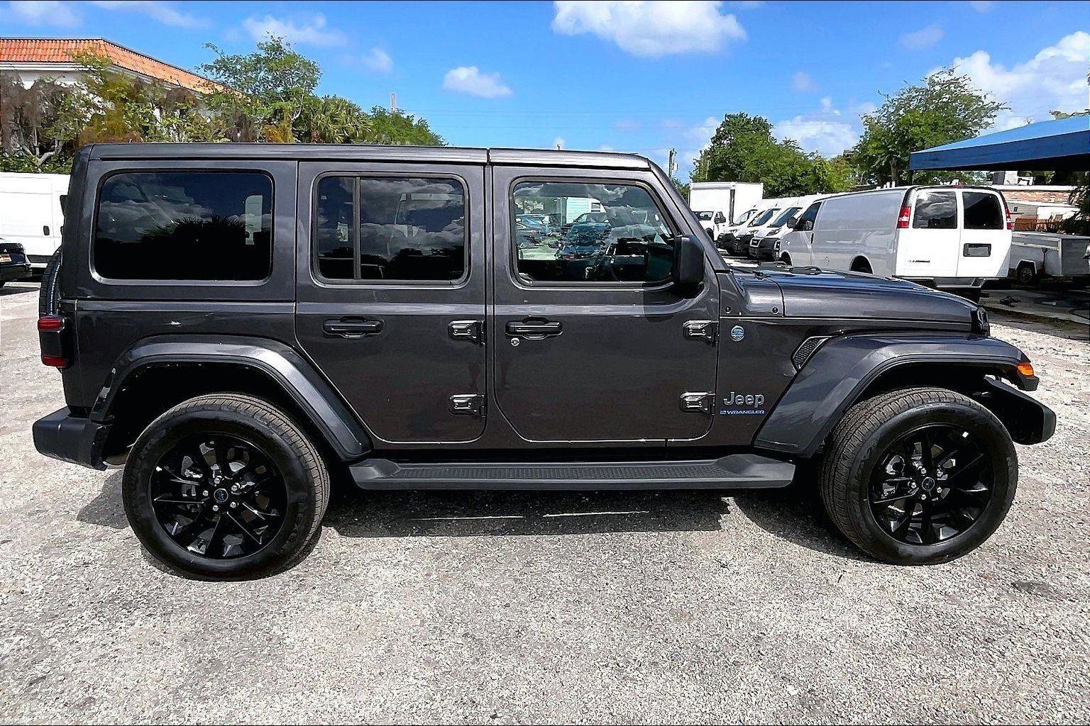 Used 2025 Jeep Wrangler Sahara AWD/4WD image 30