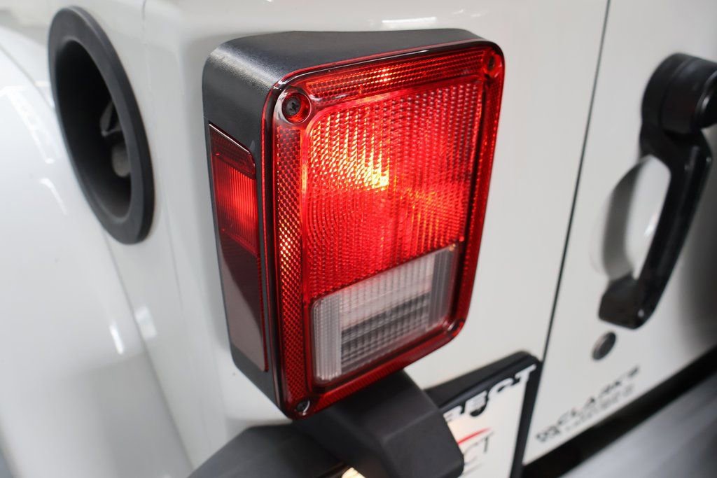 Used 2018 Jeep Wrangler Unlimited Sahara w/ Connectivity Group image 27